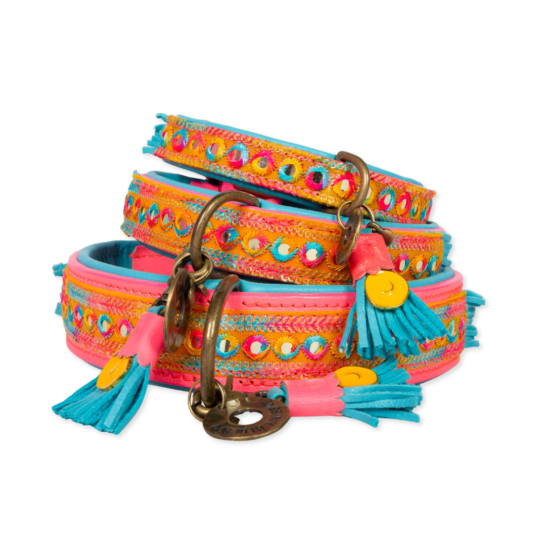 Handgemaakte boho hondenhalsband in blauw en hot pink met glitterdetails — Indian Summer Collar by Dog with a Mission