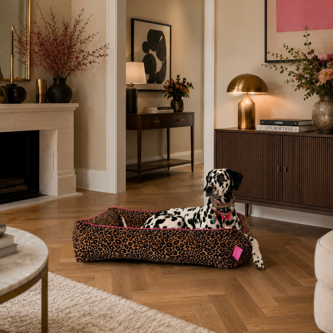 Lazy Leopard hondenmand maat L in luipaardprint velours met neon roze bies