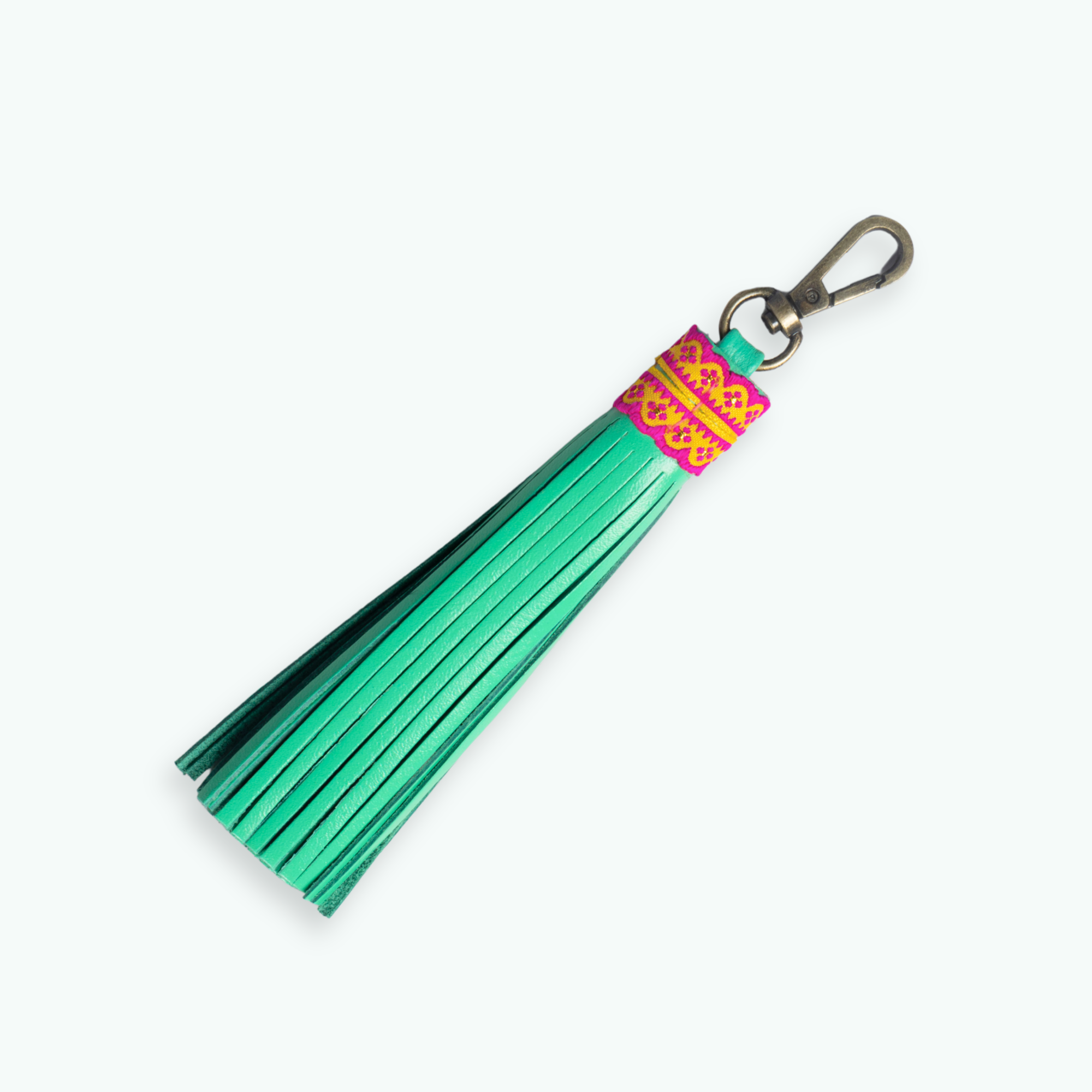 Handgemaakte kwast voor aan de hondenriem in turquoise buffelleer met felroze leren voering, geweven hot pink ribbon en een roze balloon dog charm – Maui kwast van Dog with a Mission
