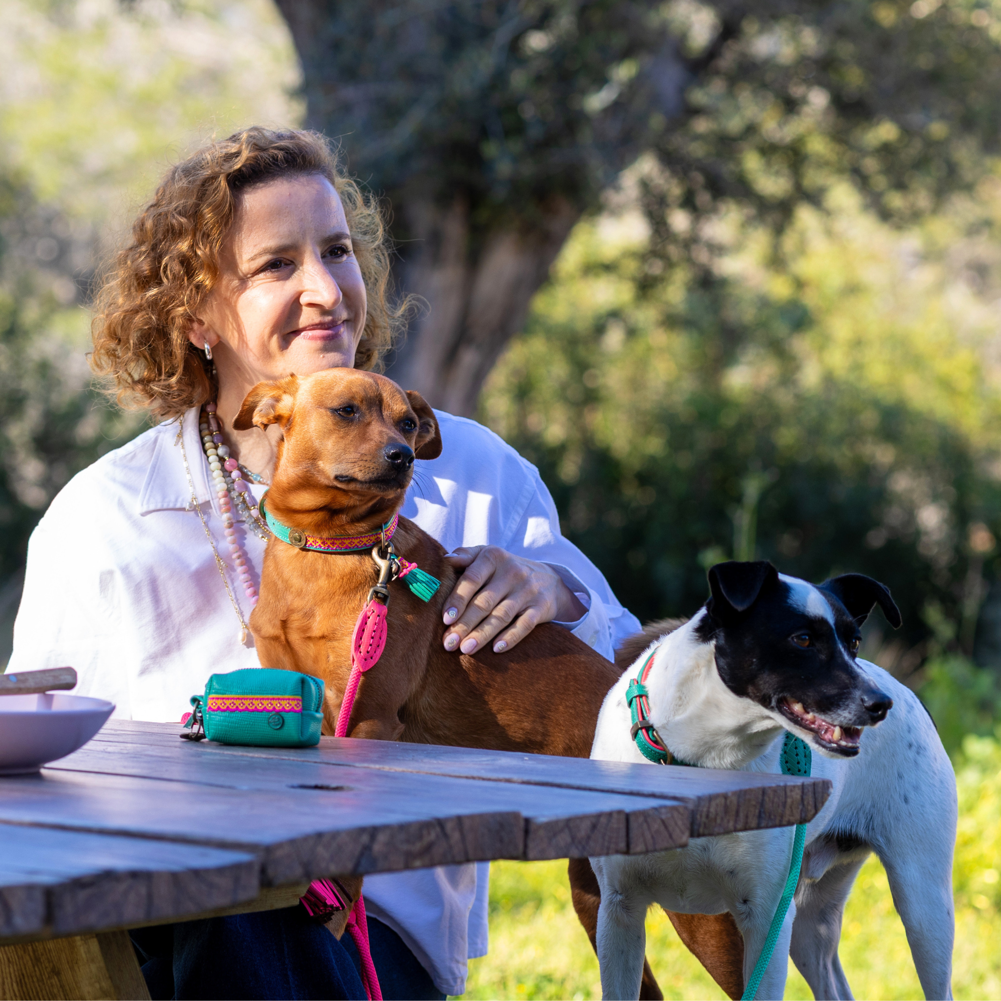 Hond met Maui poepzakjeshouder aan de riem tijdens een wandeling – turquoise en hot pink boho stijl van Dog with a Mission