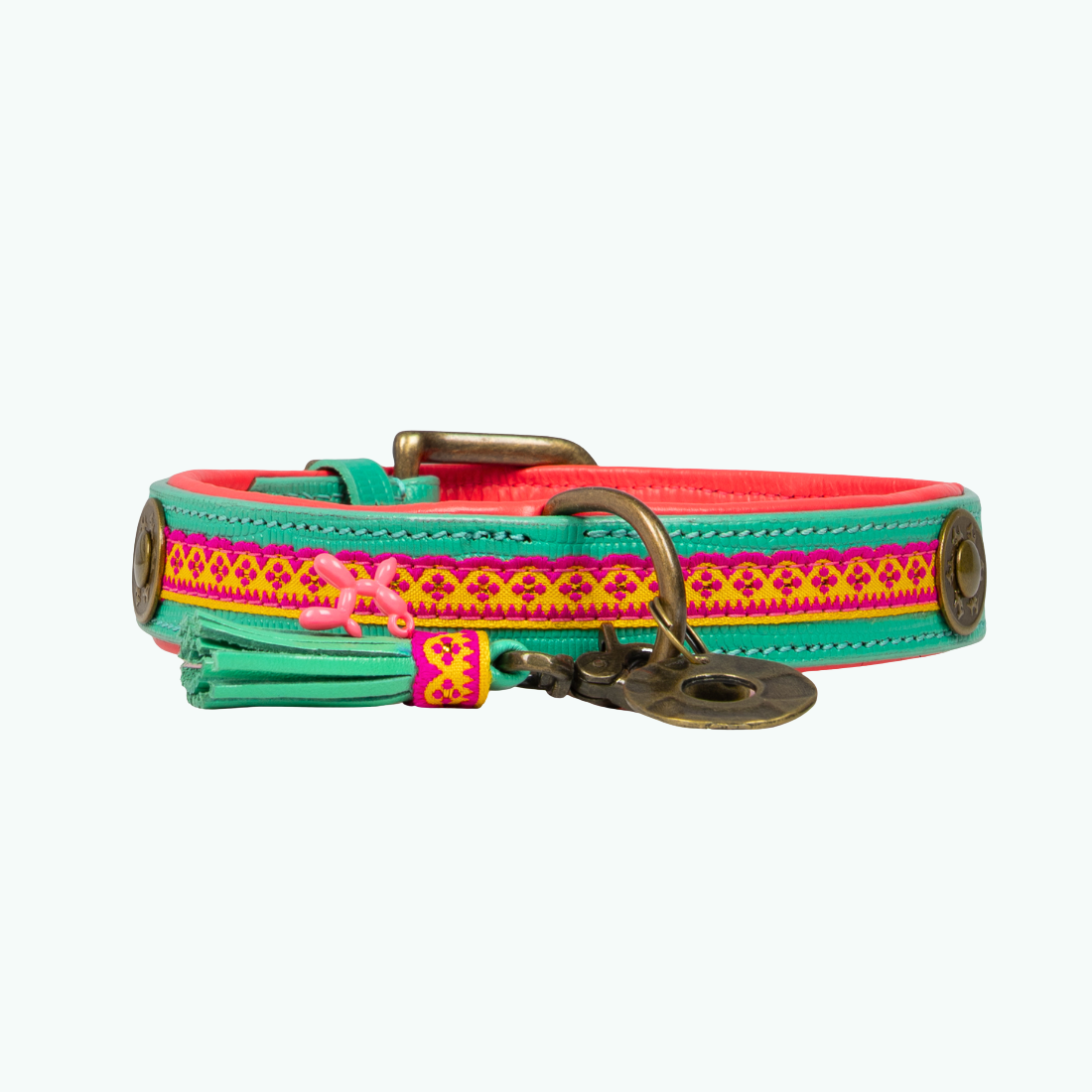 Voorkant van de Maui hondenhalsband 2,5 cm breed in turquoise buffelleer met geweven hot pink ribbon – Dog with a Mission