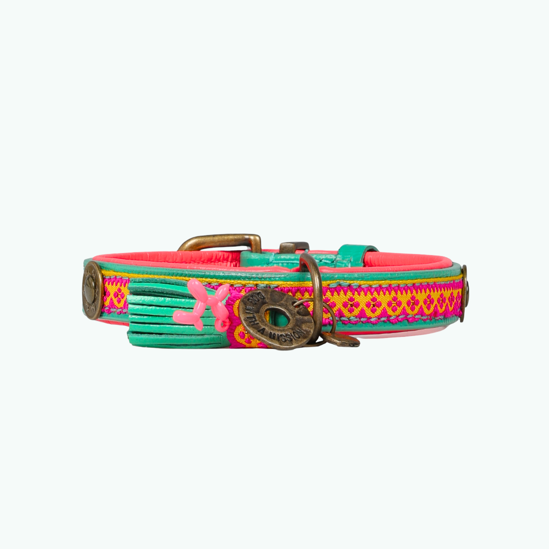 Voorkant van de Maui hondenhalsband 2 cm breed in turquoise buffelleer met geweven hot pink ribbon – Dog with a Mission