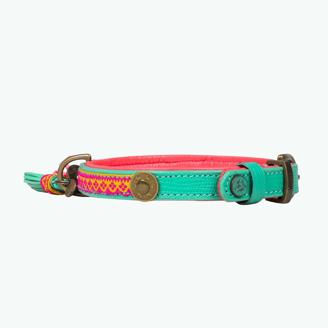 Zijaanzicht van de Maui hondenhalsband 2 cm in turquoise buffelleer met messing gesp en hot pink ribbon – Dog with a Mission