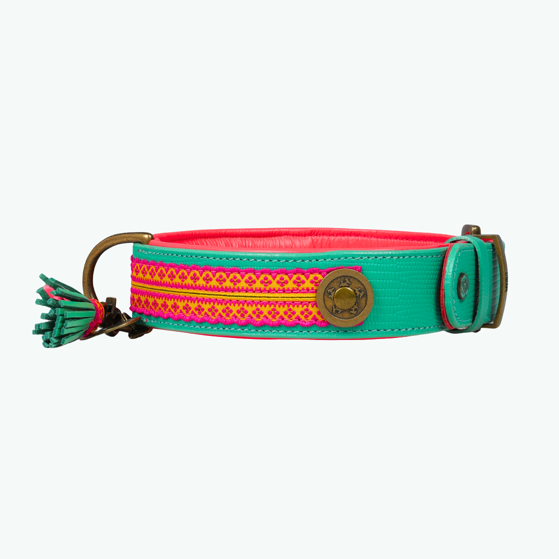 Zijaanzicht van de Maui hondenhalsband 4 cm in turquoise buffelleer met messing gesp en hot pink ribbon – Dog with a Mission