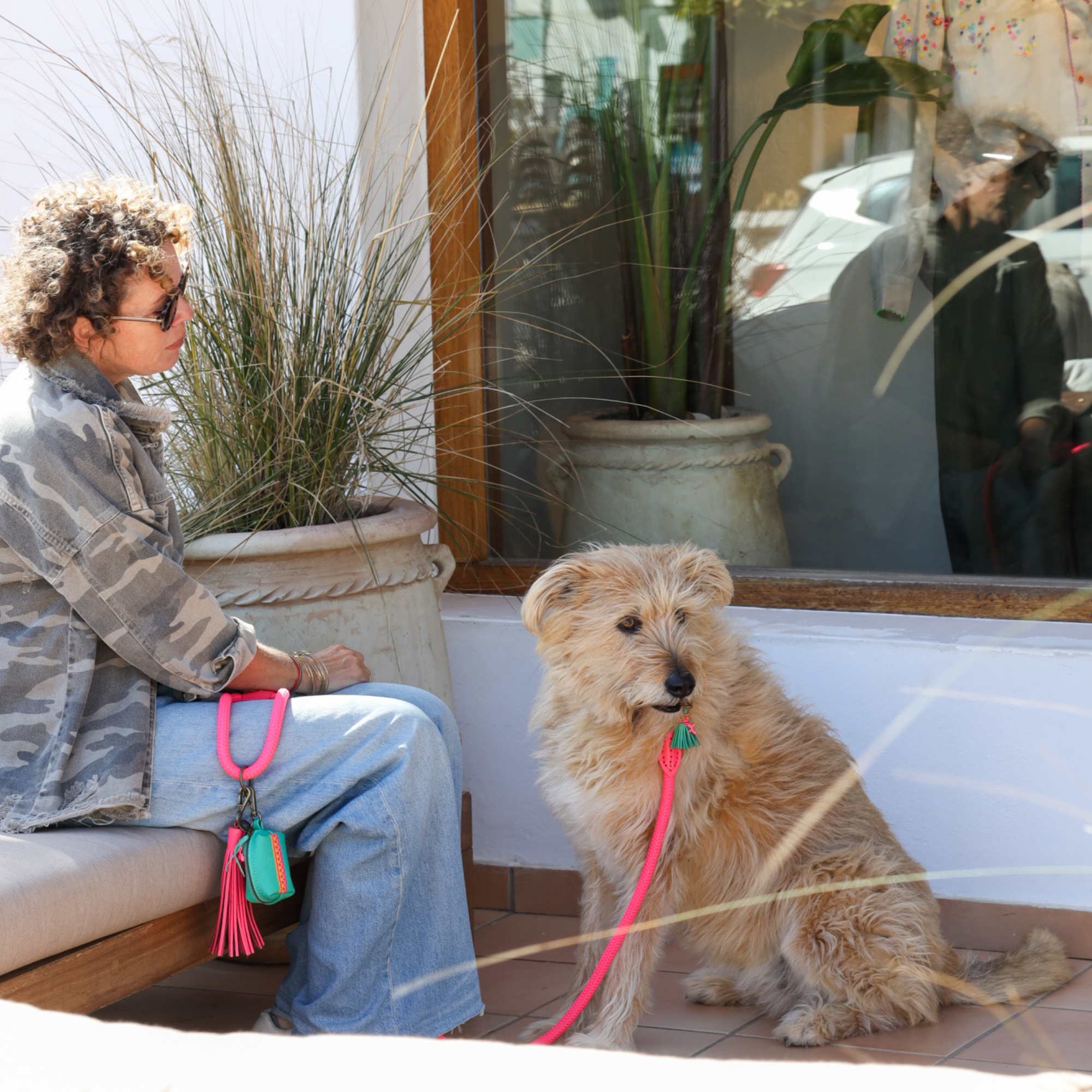 Maui poepzakjeshouder met poepzakje – turquoise buffelleer en hot pink ribbon, stijlvol hondenaccesoire van Dog with a Mission