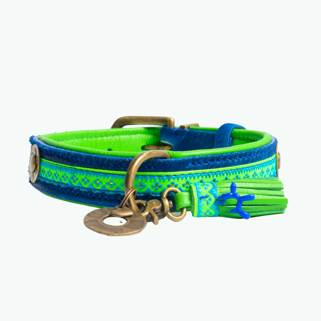 Zula hondenhalsband kobaltblauwe vacht met felgroene leren voering, bohemian band, bronzen D-ring en neongroen leren kwastje met blauwe details – DWAM Dog with a Mission