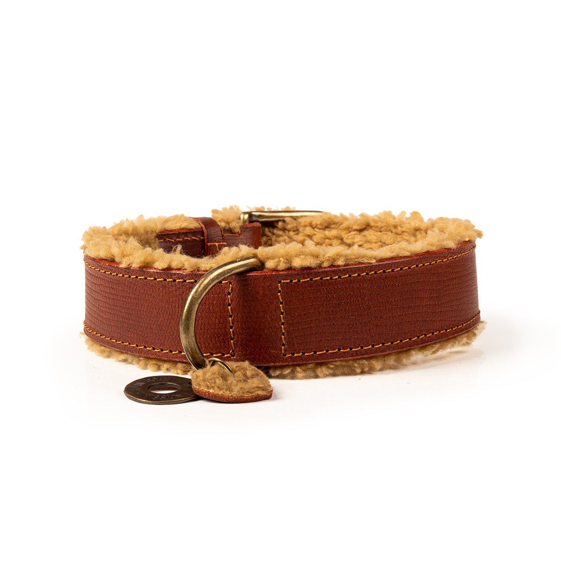 Stoere-bruine-teddy-halsband-hond-Dog-with-a-Mission