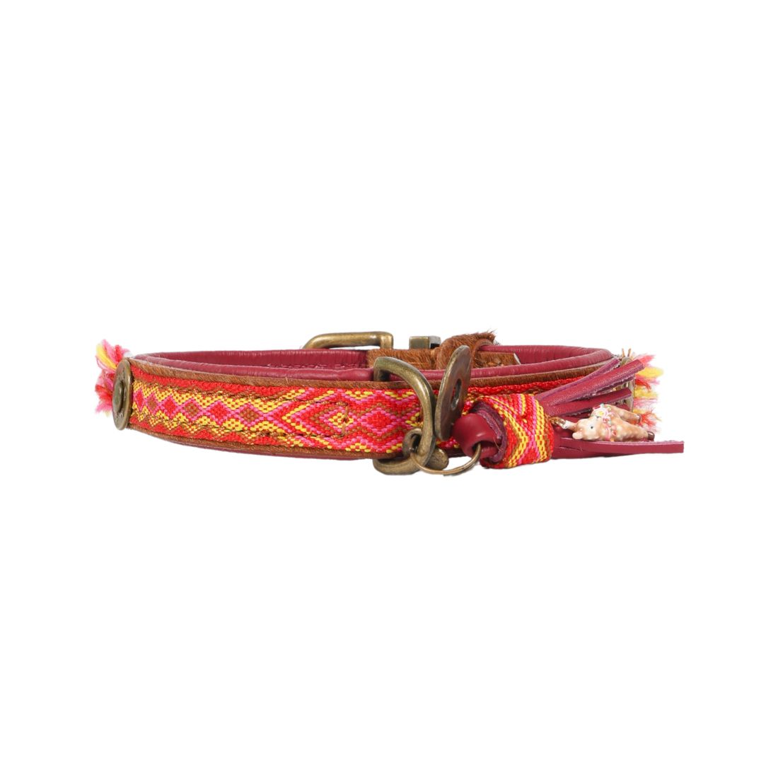 Voorkant van de Yuki hondenhalsband van 2 cm breed met rood, bruin en bordeaux boho band, messing D-ring en bordeaux charm met lama-bedeltje