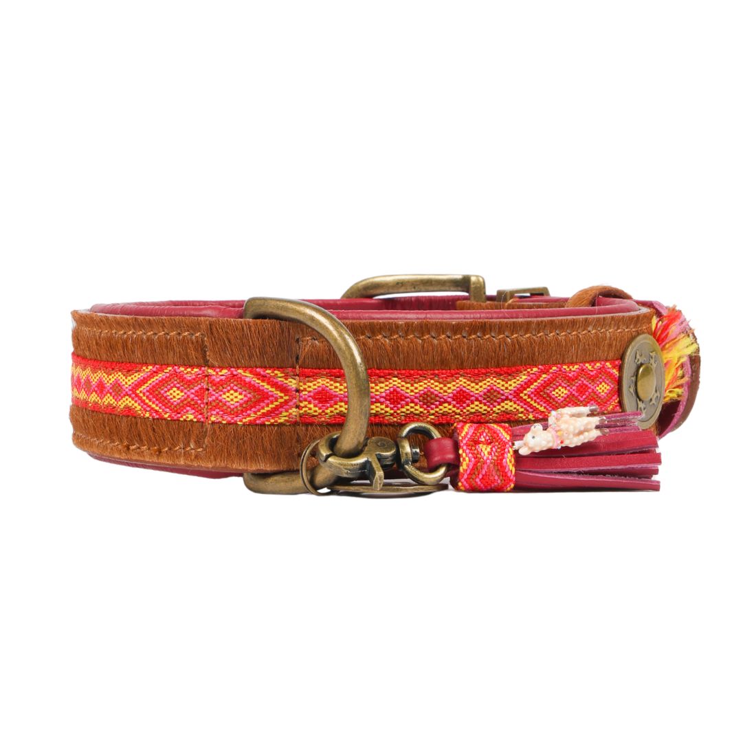 Voorkant van de Yuki hondenhalsband van 4 cm breed met rood, bruin en bordeaux boho band, messing D-ring en bordeaux charm met lama-bedeltje