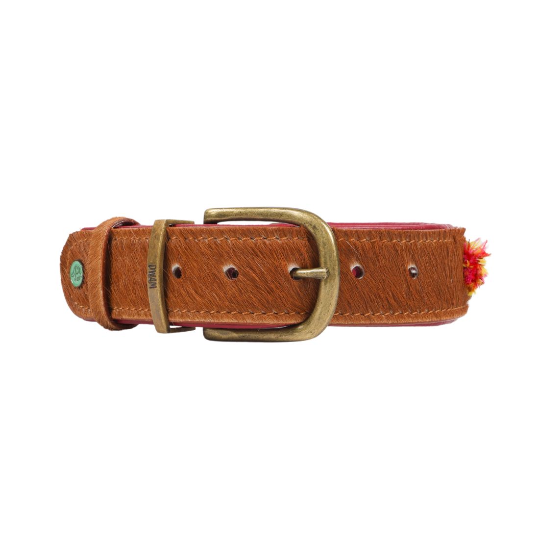 Achterkant van de Yuki hondenhalsband van 4 cm breed in bruin harig buffelleer met messing gesp, DWAM-lusje en groen drukknoopje