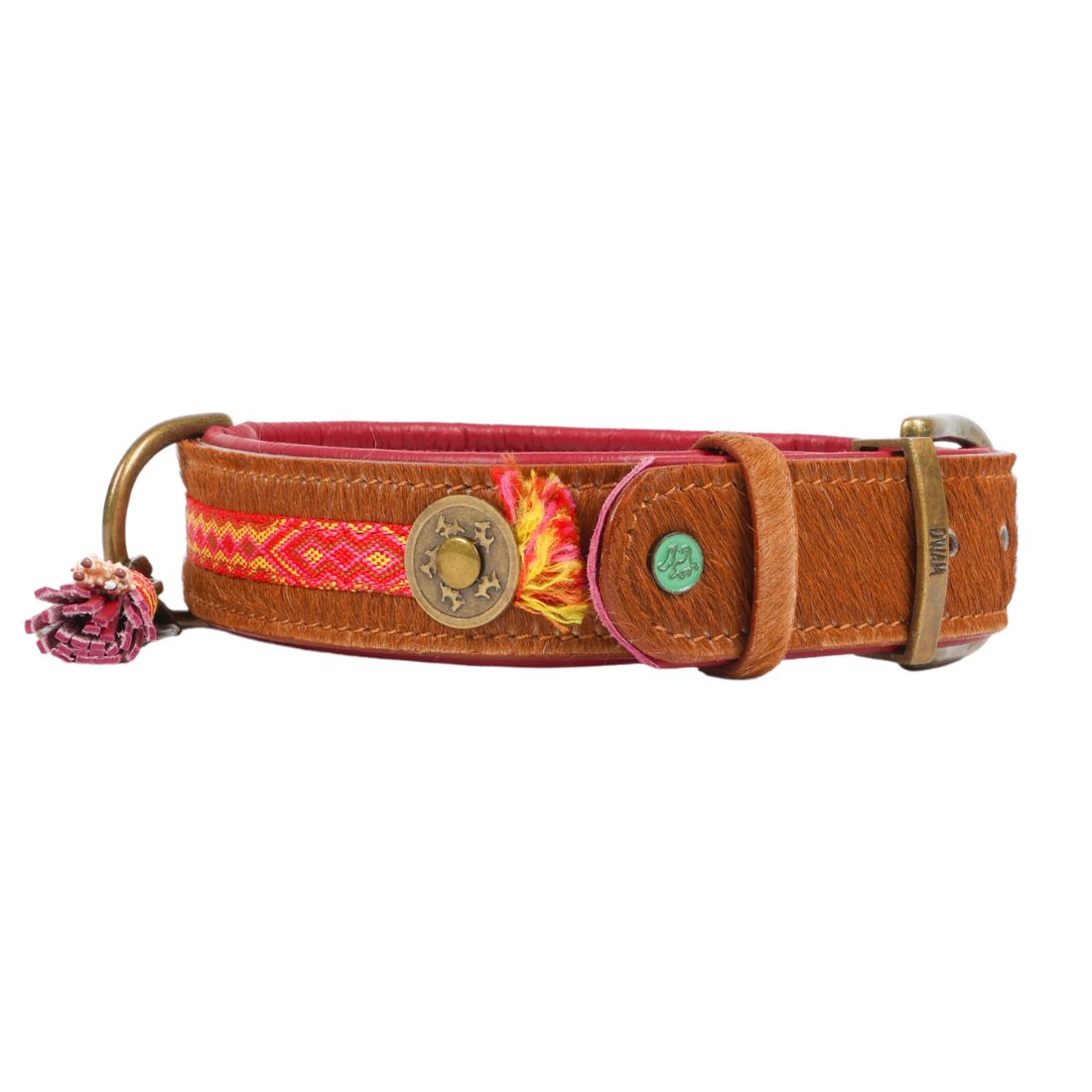 Zijkant van de Yuki hondenhalsband van 4 cm breed in bruin harig buffelleer met boho band, groen DWAM-drukknoopje, messing gesp en bordeaux gevoerde binnenkant