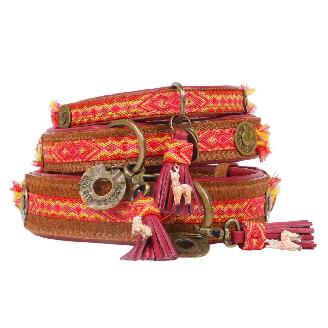Stapel van drie Yuki hondenhalsbanden in verschillende maten van bruin harig buffelleer met rood, bruin en bordeaux boho band, messing beslag en lama-bedeltjes aan bordeaux charms
