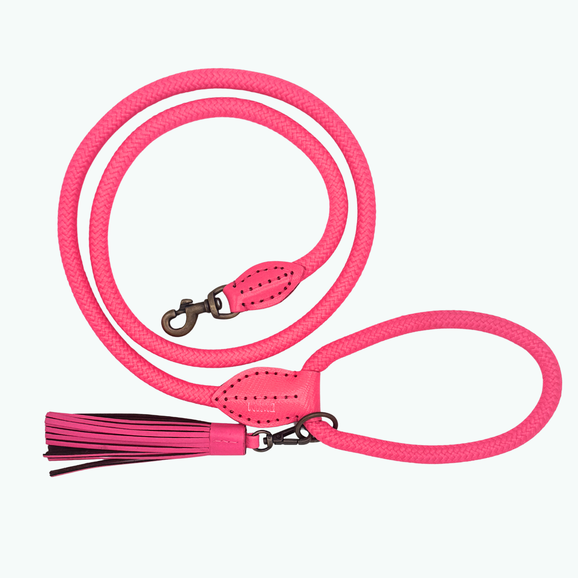 Knalroze handgemaakte gevlochten touwriem voor honden met lederen manchetten, kwastje en antiek messing karabijnhaak — Classic Flamingo by Dog with a Mission