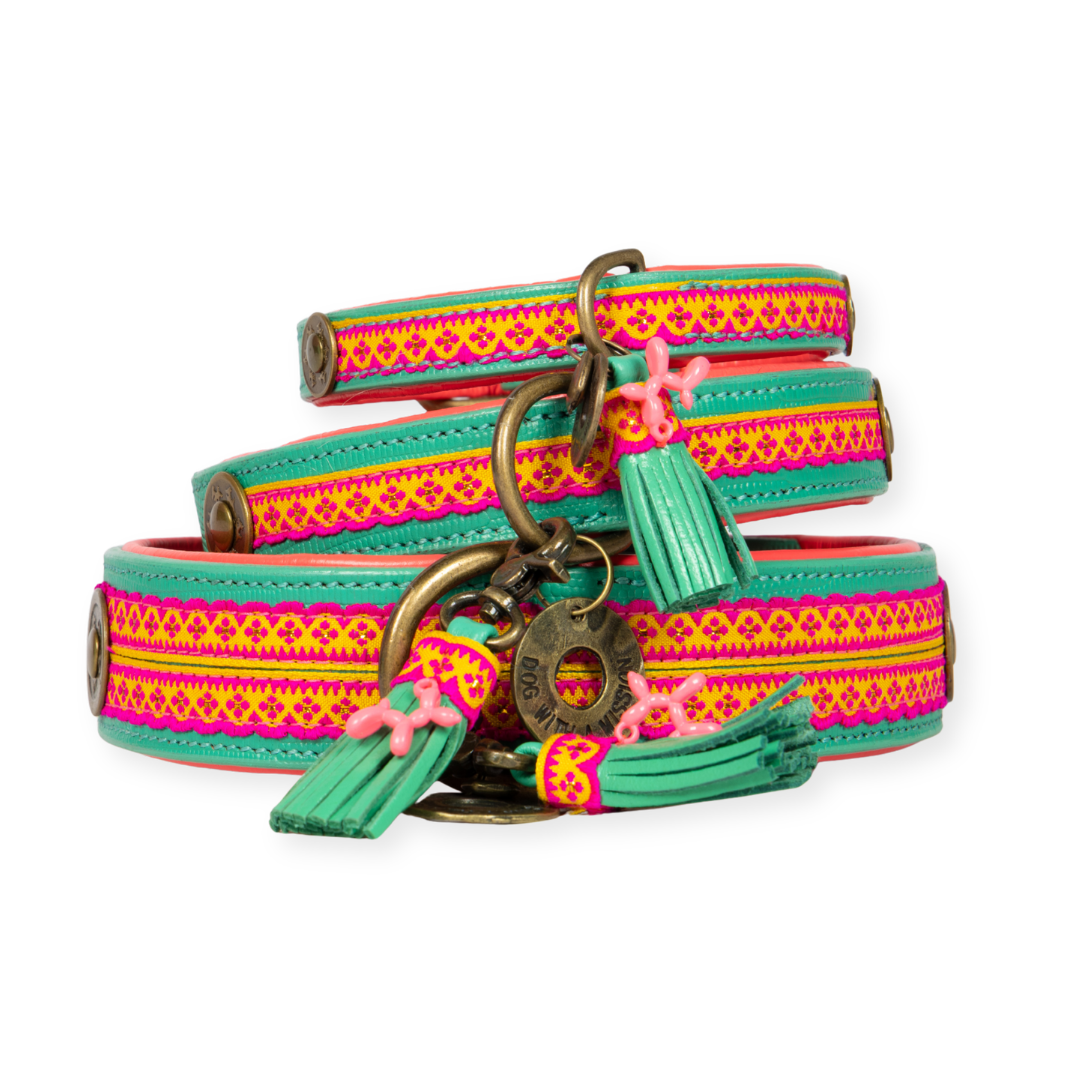 Maui hondenhalsband van turquoise buffelleer met geweven hot pink ribbon en messing details – handgemaakt door Dog with a Mission
