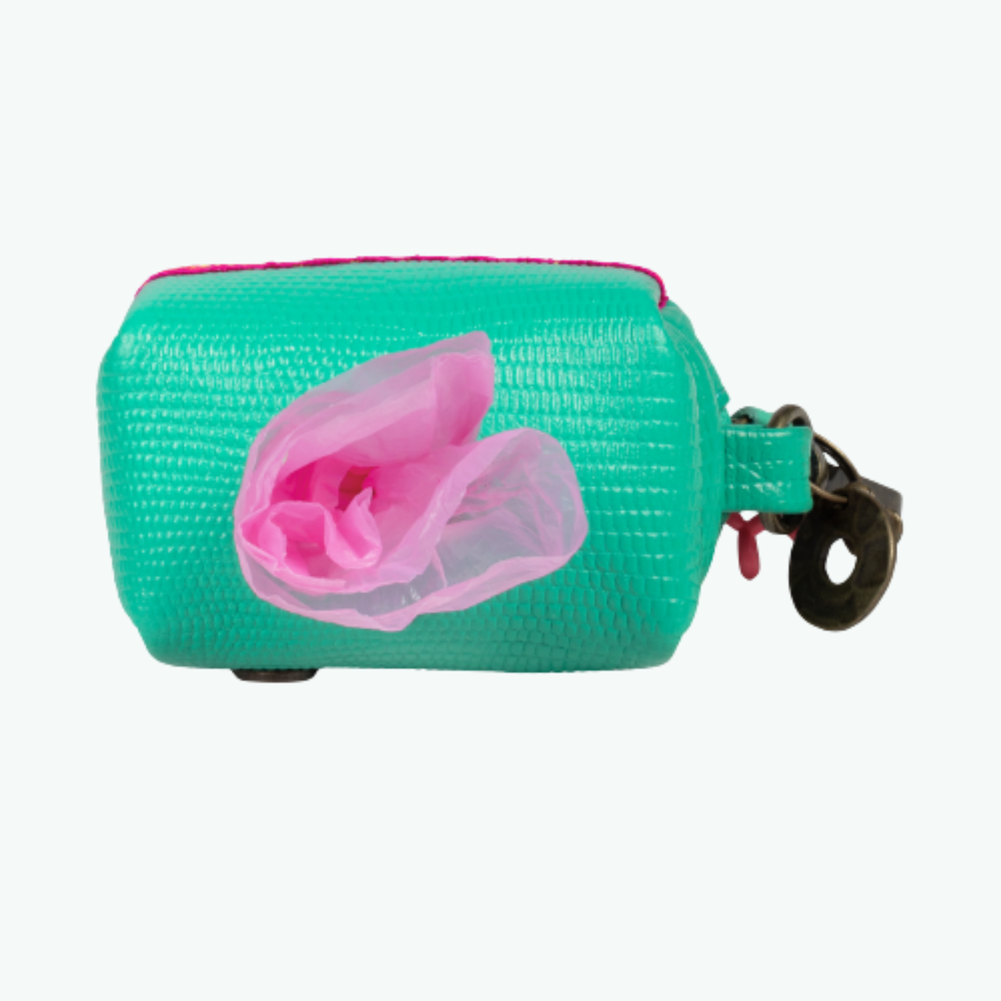 Detailfoto van de Maui poepzakjeshouder in turquoise buffelleer met geweven hot pink ribbon en messing karabijnhaak – Dog with a Mission
