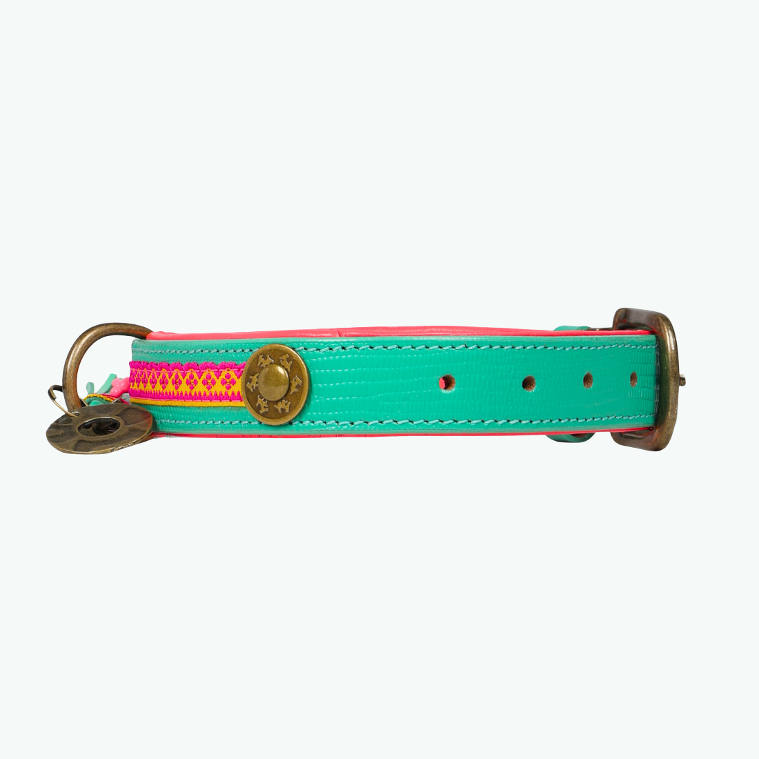 Zijaanzicht van de Maui hondenhalsband 2,5 cm in turquoise buffelleer met messing gesp en hot pink ribbon – Dog with a Mission
