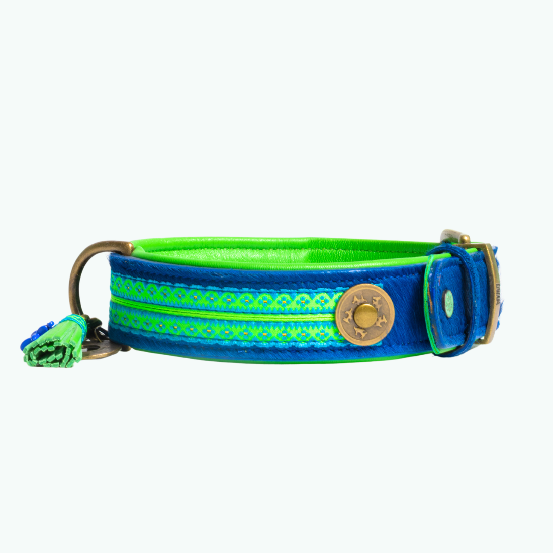 Zijkant van Zula hondenhalsband in kobaltblauwe vacht met felgroene leren voering en bohemian band, bronzen drukknoop en kwastje