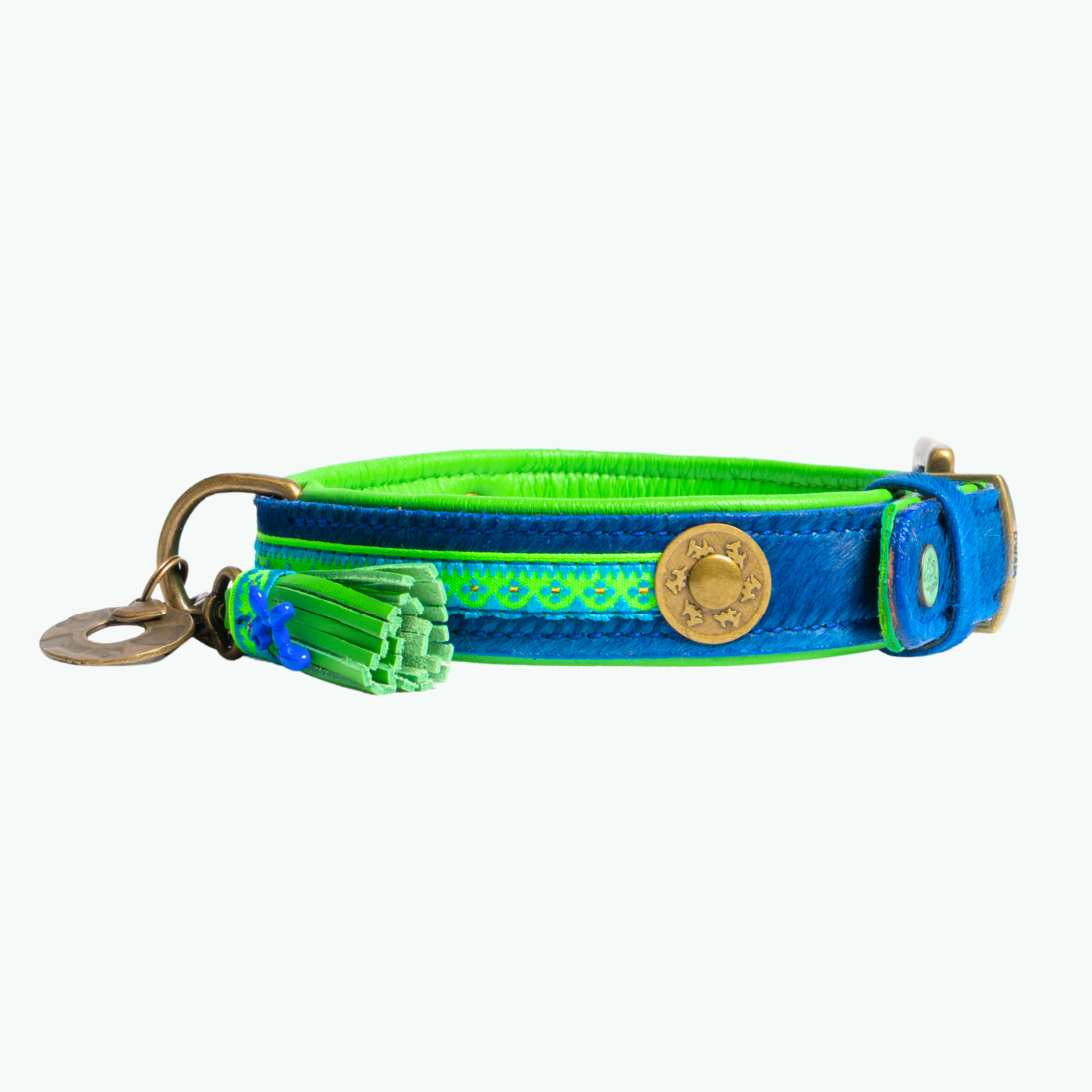 Zijaanzicht Zula hondenhalsband kobaltblauwe vacht met felgroene leren voering en bohemian band, bronzen drukknoop en neongroen kwastje – premium hondenhalsband DWAM