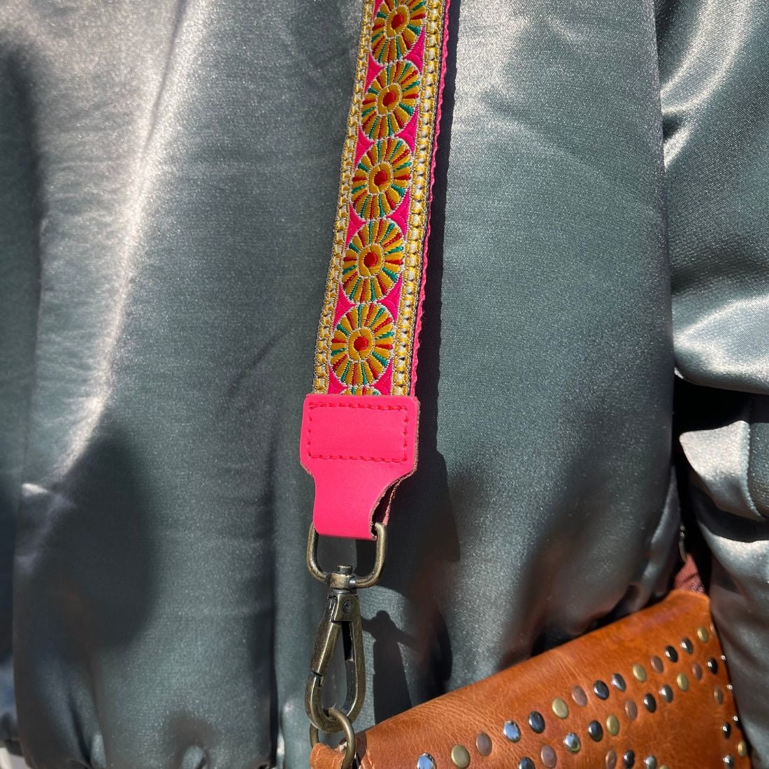 dog-with-a-mission-bagstrap-yellowflower-dwam-tashengsel-taschengurte-sangledesac