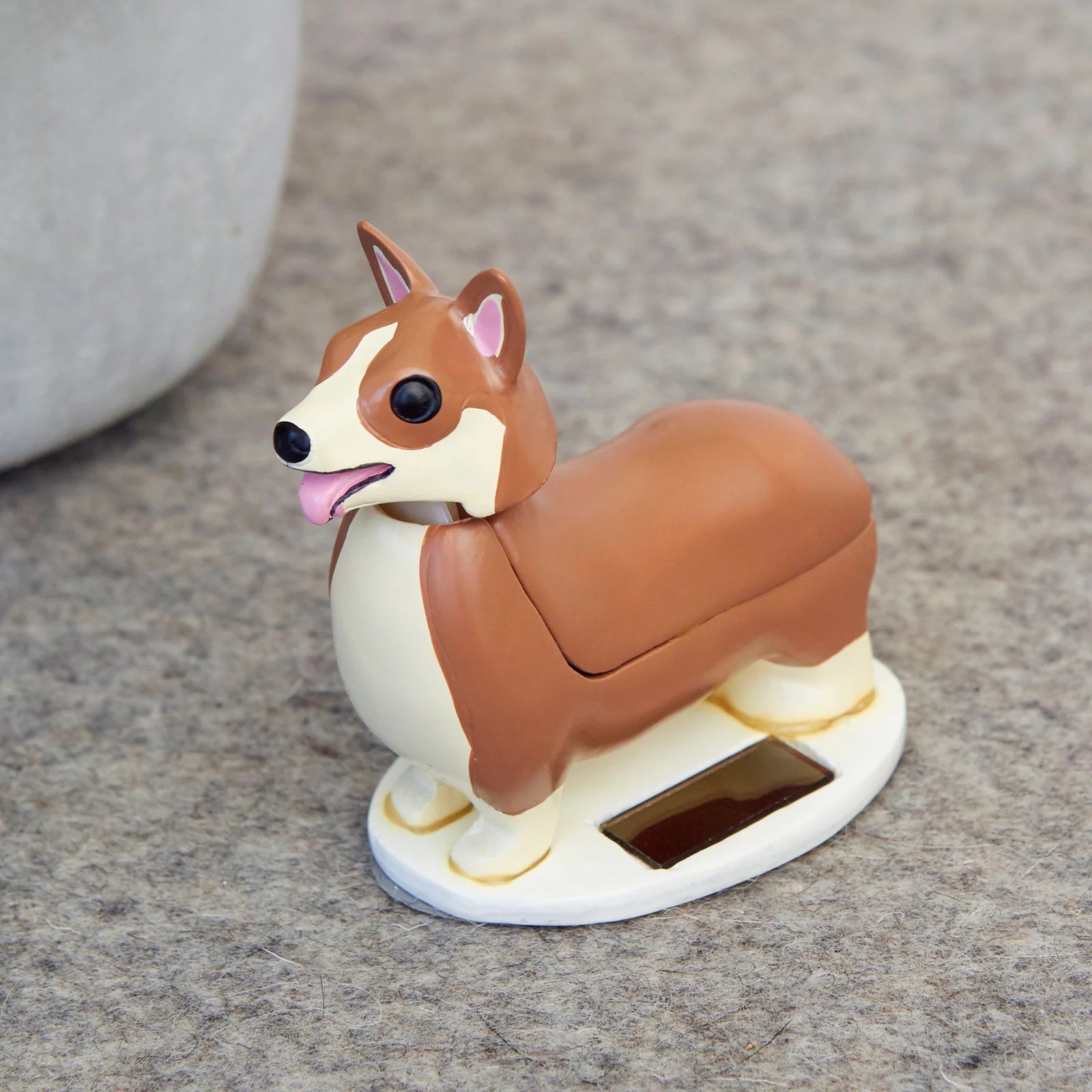 dog-with-a-mission-Elroy-corgi-solar-brown