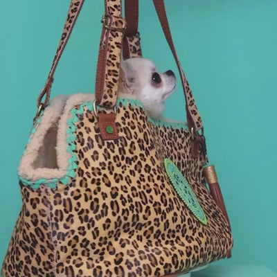 Leopard Lily hondentas luipaardprint leer met kleine hond - video demonstratie van handgemaakte draagtas met turquoise details