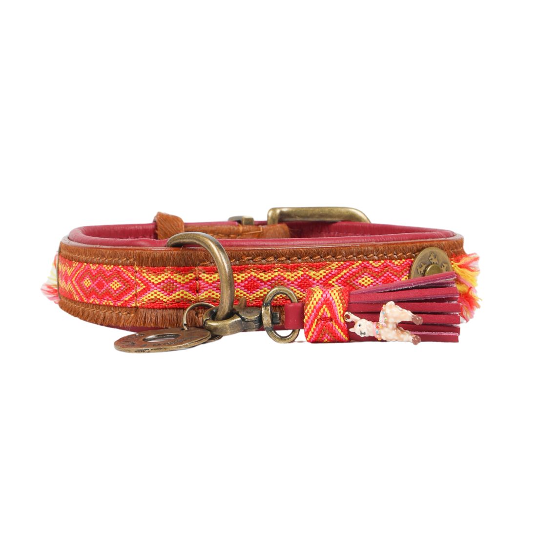 Voorkant van de Yuki hondenhalsband van 2,5 cm breed met rood, bruin en bordeaux boho band, messing D-ring en bordeaux charm met lama-bedeltje