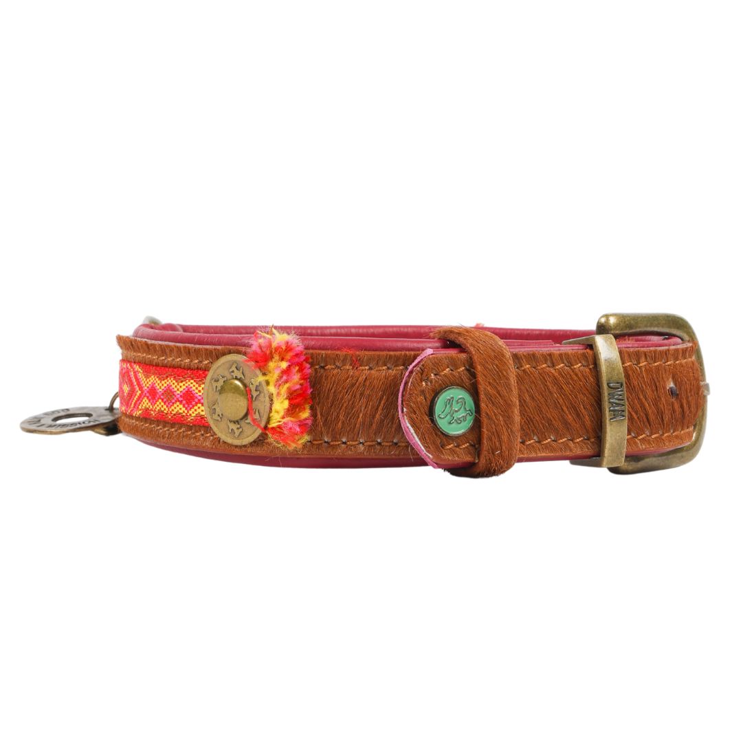 Zijkant van de Yuki hondenhalsband van 2,5 cm breed in bruin harig buffelleer met boho band, groen DWAM-drukknoopje, messing gesp en bordeaux gevoerde binnenkant