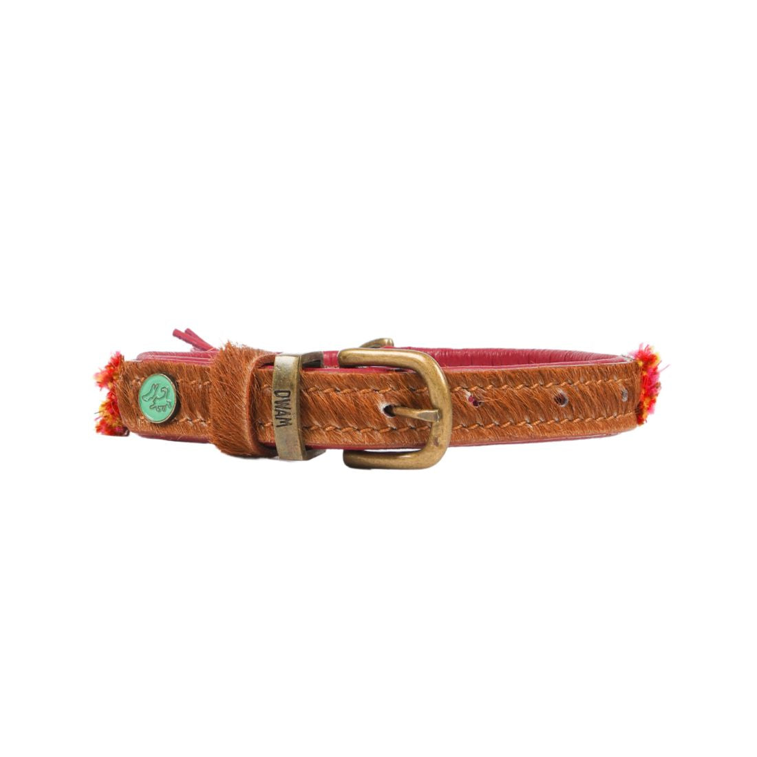 Achterkant van de Yuki hondenhalsband van 2 cm breed in bruin harig buffelleer met messing gesp, DWAM-lusje en groen drukknoopje