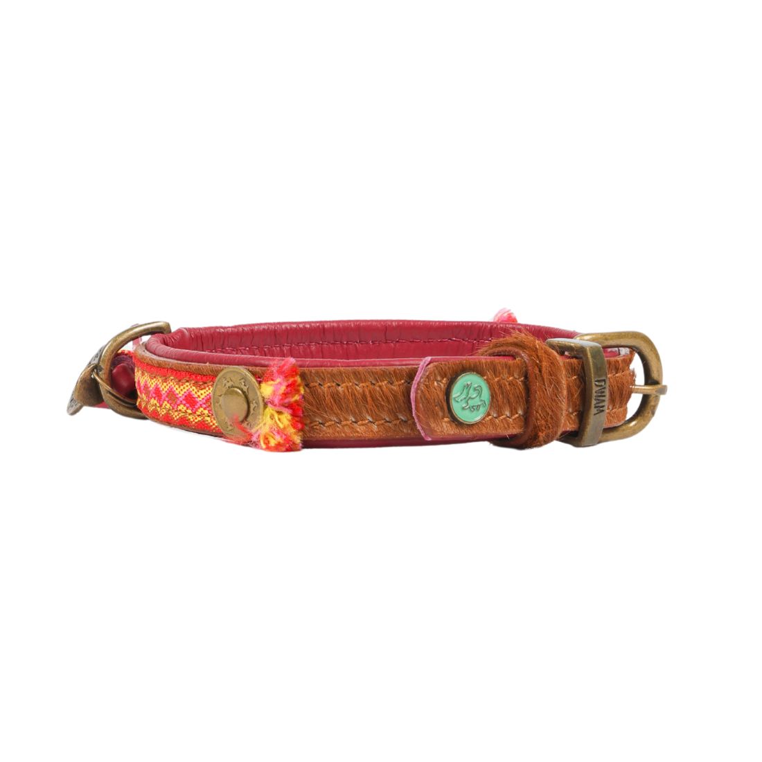 Zijkant van de Yuki hondenhalsband van 2 cm breed in bruin harig buffelleer met boho band, groen DWAM-drukknoopje, messing gesp en bordeaux gevoerde binnenkant