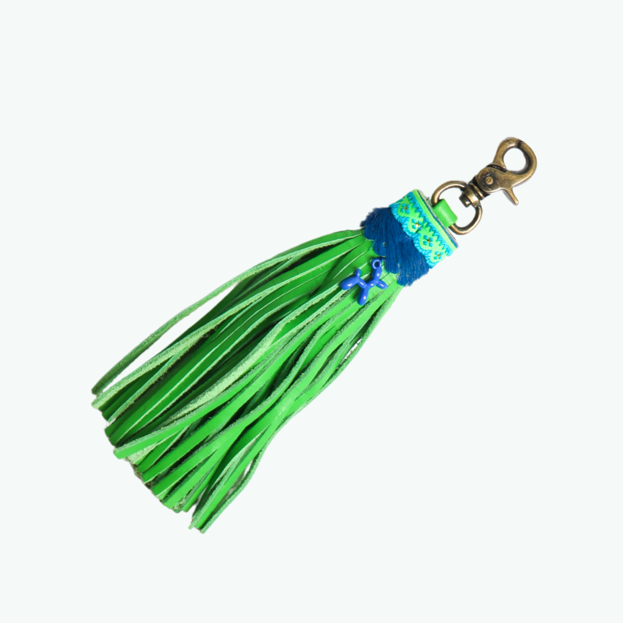 Zula grote kwast voor hondenriem, groen leer met blauwe jacquard band en blauw balloon dog bedeltje, DWAM Dog with a Mission